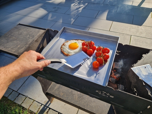 BECKERION Plancha und Backstahl 4mm Edelstahl (32,5x38x3,5cm) – Induktion- & Spülmaschinengeeignet & auch als Schneidebrett & Servierbrett nutzbar – Grillplatte & Pizzastahl für Pizza, Brot, Grill & Ofen | Made in EU