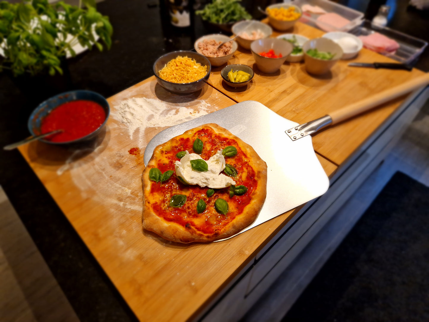 Premium Pizzaschieber aus Aluminium mit großer Fläche (30,5 x 30,5 cm) – Abnehmbarer Holzgriff – Perfekt für Pizzaofen, Grill & Backofen | 85 cm