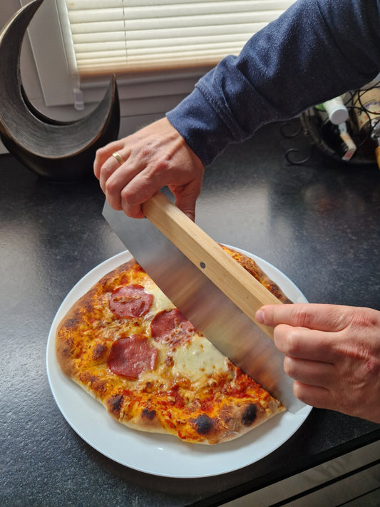 Pizza Wiegemesser (32 x 9 cm) – Pizzaschneider aus Edelstahl mit Holzgriff für saubere & präzise Schnitte