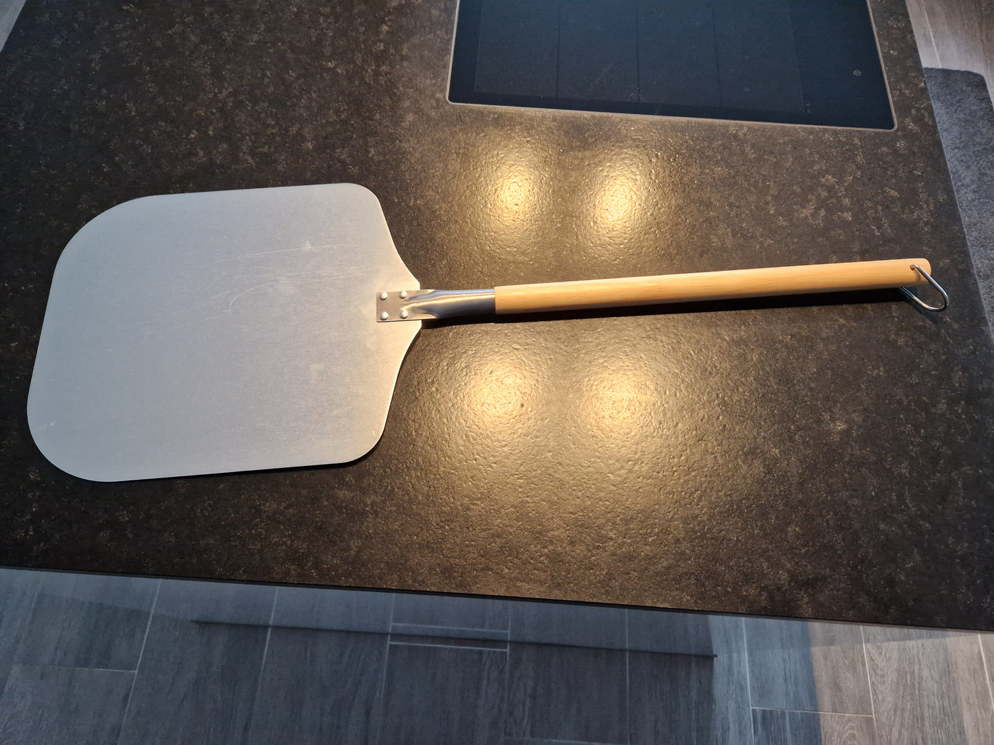 Premium Pizzaschieber aus Aluminium mit großer Fläche (30,5 x 30,5 cm) – Abnehmbarer Holzgriff – Perfekt für Pizzaofen, Grill & Backofen | 85 cm