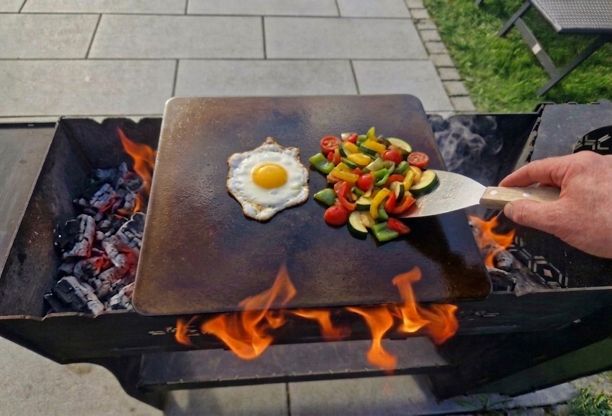 Premium High-Performance Backstahl 10 mm 32x32 cm für Backofen & Grill – inkl. Rezeptzugang per QR-Code – Pizzastahl aus gestrahltem Carbonstahl für knusprige Pizza, Flammkuchen & Brot wie aus dem Steinofen – Made in Germany