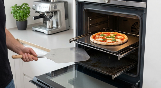 Premium High-Performance Backstahl 10 mm 32x32 cm für Backofen & Grill – inkl. Rezeptzugang per QR-Code – Pizzastahl aus gestrahltem Carbonstahl für knusprige Pizza, Flammkuchen & Brot wie aus dem Steinofen – Made in Germany